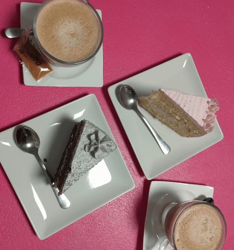 Golosas Más que tartas - platos de tarta y cafe